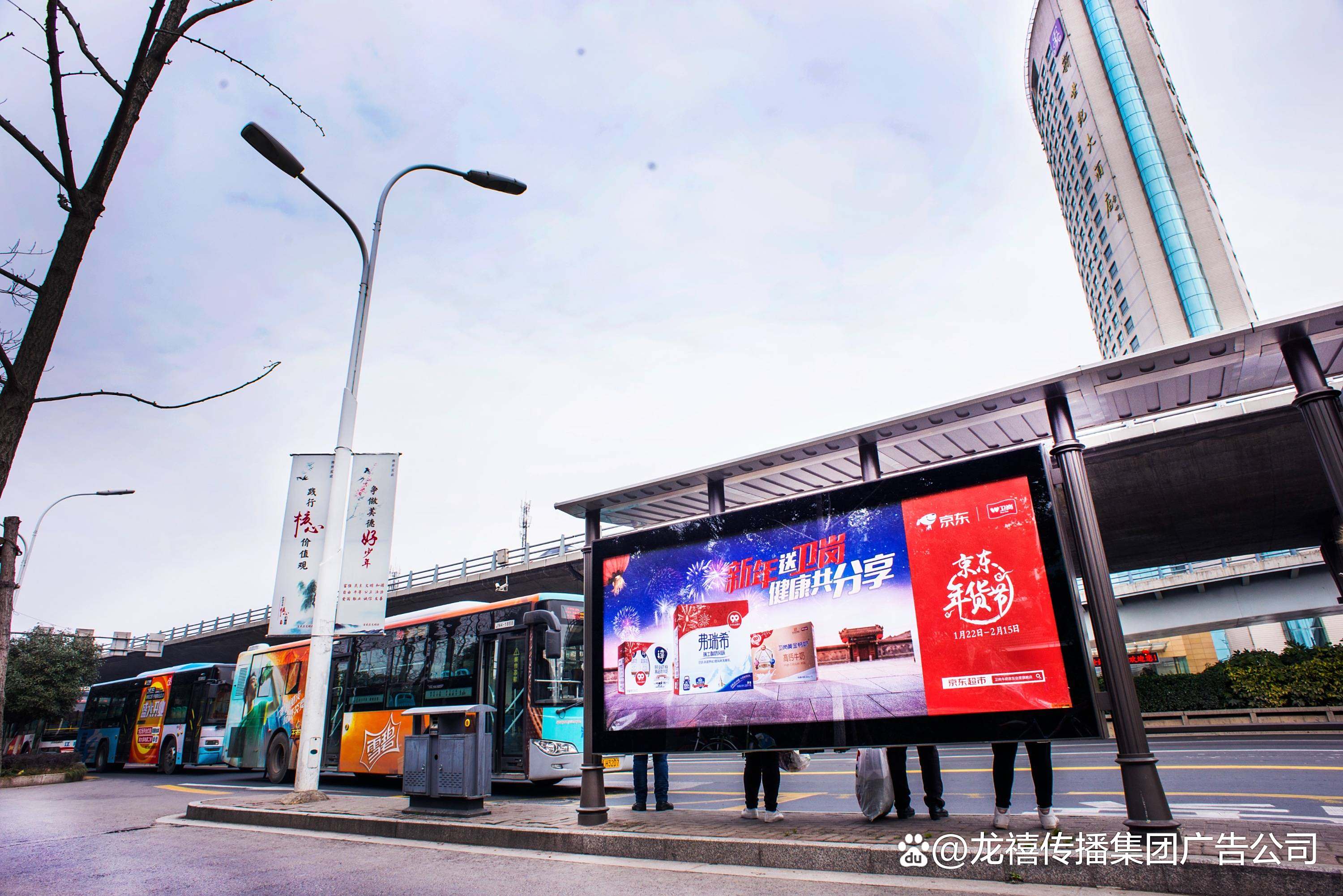 公交站臺廣告新風向 衢州市發布規范化廣告牌管理政策